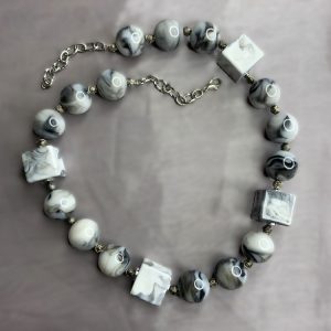 گردنبند اکریلیک خاکستری سفید